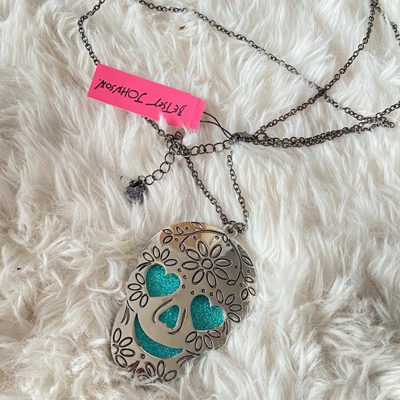 BETSEY JOHNSON Engraved Double Skull Pendant Long Necklace NWT - Picture 2 of 16